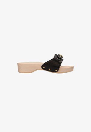 Sandale à glissière en cuir noir avec une large bride, des accents en métal doré, et une semelle en bois clair, présentant des bords arrondis et des rivets.
