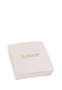 Fyrkantig rosa kompakt med en slät yta. Locket har ordet "amor" i guldtext. Minimalistisk design, inga ytterligare mönster eller accenter.