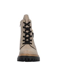 Bottines à motif pied-de-poule marron et beige avec lacets noirs, détails de fermeture éclair dorés et semelle noire robuste. Tige en tissu texturé.