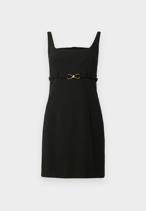 Vestito nero senza maniche con scollatura quadrata, corsetto aderente e vita arricciata con un dettaglio in metallo dorato a forma di infinito.