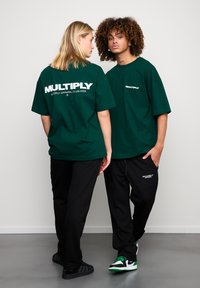 Multiply Apparel FONT  - T-shirts print - botanical garden