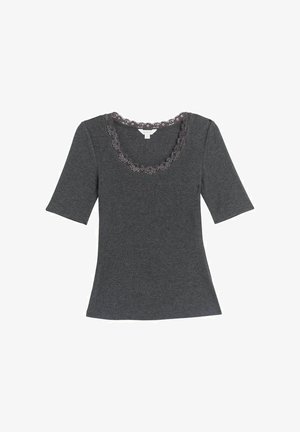 Ciemnoszara, krótko-sleeve dzianinowa bluzka z falbaną koronkową wokoł okrągłego dekoltu, dopasowana sylwetka.