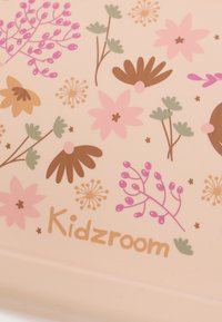 Ροζ ορθογώνια επιφάνεια με λουλουδένια σχέδια σε ροζ, καφέ και πράσινους τόνους. Περιλαμβάνει το κείμενο «Kidzroom» σε καφέ χρώμα.