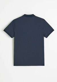 Granatowy, krótki rękaw koszulki polo z teksturowanym wzorem małych białych kropek, jednokolorowym kołnierzem i prostym dołem. Lekka tkanina.