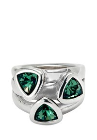 Bague en argent sterling ornée de trois pierres précieuses vertes en forme de triangle. Surface brillante et lisse avec un design de bande torsadée.