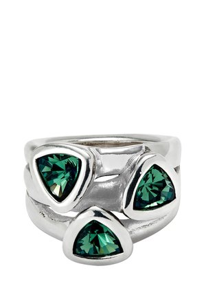 Bague en argent sterling ornée de trois pierres précieuses vertes en forme de triangle. Surface brillante et lisse avec un design de bande torsadée.