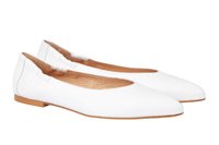 Bailarinas de cuero blancas con punta afilada, borde elástico y suela delgada marrón, con una superficie lisa y mate.