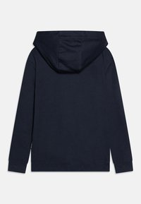 Hoodie bleu marine avec une grande capuche, des manches longues et un tissu texturé doux. Présente un ourlet et des poignets côtelés pour un ajustement confortable.
