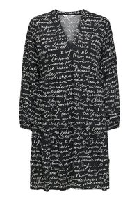 Vestido negro con escote en V y mangas largas. La tela está adornada con texto manuscrito en blanco, recogido en la cintura.