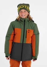 Skijacke mit einer Mischung aus grünen, orangen und grauen Einsätzen, mit einem Reißverschluss vorne, Kapuze und einem Logo auf der Brust. Wärmendes, isoliertes Design.