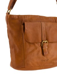 Taschenhandtasche aus tanfarbigem Leder mit einer Klappen-Tasche und Goldbeschlägen. Sie hat eine strukturierte Form und eine glatte Textur und ist mit "Venezia" gebrandet.