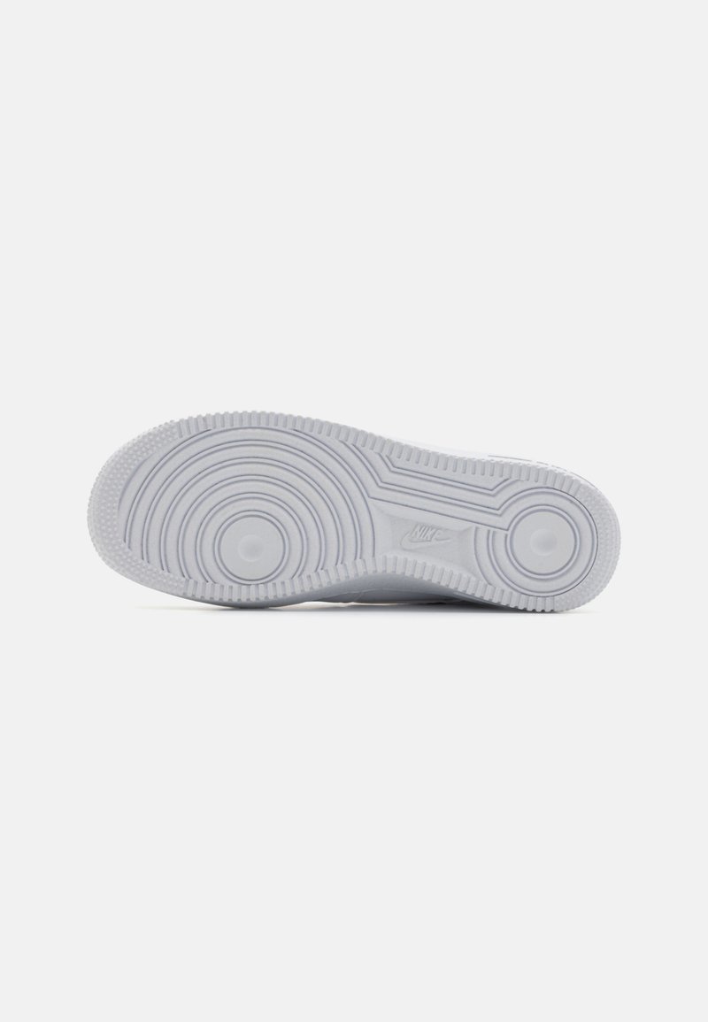 Suola di sneaker Nike in grigio chiaro solido, caratterizzata da motivi di battistrada circolari e a zig-zag, superficie liscia e un piccolo dettaglio del logo.