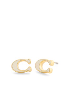 Pendientes de botón de metal con tono dorado en forma de la letra "C" con incrustación de esmalte blanco, exhibidos sobre un fondo blanco.