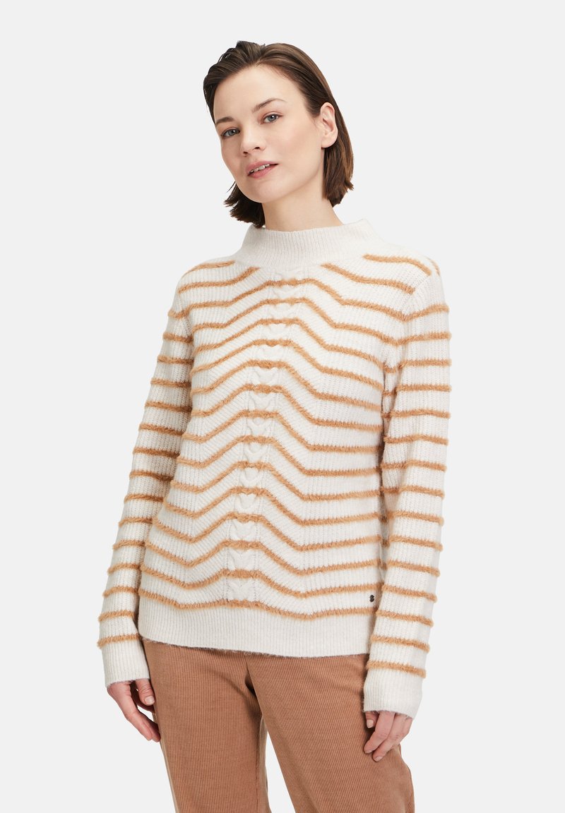 Strikket sweater med striber i creme og lysebrun, med en mock neck, struktureret zigzag mønster og ribbede manchetter.