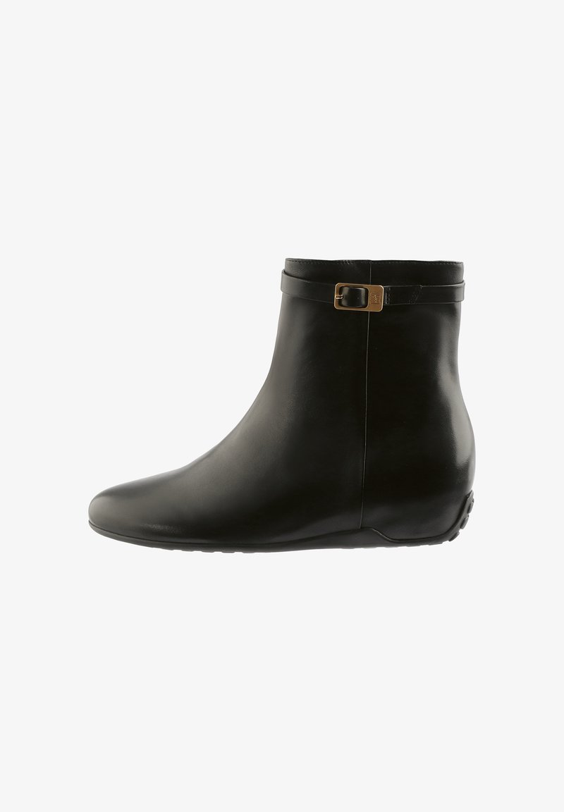 Black ankle boot made of smooth leather, featuring a rounded toe, minimalistic design, and a decorative buckle on the cuff. Rubber sole.