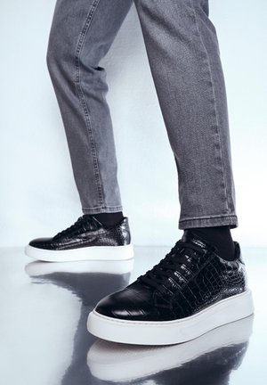 Trainers - black