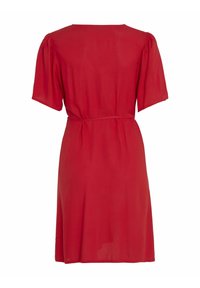 Abito rosso a maniche corte con vestibilità rilassata, cintura in vita e tessuto leggero e morbido. Il retro presenta un semplice scollo rotondo.