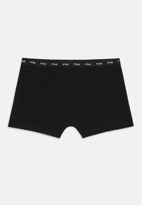 Boxer briefs negros para hombres con una cinturilla de marca que muestra el logo de FILA en blanco, dispuestos sobre un fondo blanco liso.