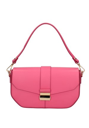 Sac à bandoulière en cuir rose avec une fermeture à rabat sécurisée par une boucle rectangulaire dorée et une sangle courbée unique.