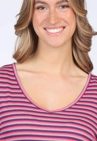 Gestreiftes Oberteil mit dünnen lila und pinken Streifen, einem U-förmigen Ausschnitt und einem strukturierten Rippstoff.