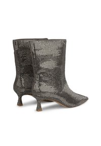Graue Netz-Ankle Boots mit spitzem Zehenbereich, die ein strukturiertes Design und einen kurzen, abgerundeten Absatz aufweisen. Mit einem strukturierten Muster über das gesamte Schuhwerk.