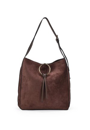 Bolso de hombro de ante marrón con correa ajustable y anillo decorativo dorado con borlas de cuero en la parte delantera.
