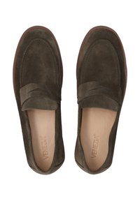 Dunkelgrüne Wildleder-Loafer mit niedrigem Absatz, ausgestattet mit einem glatten Lederfutter und dezenten Nähakzenten entlang der Oberseite.