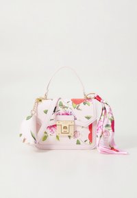 Rozā ziedu rokassoma ar strukturētu dizainu, zelta krāsas metāla detaļām, noņemamu šalles aksesuāru un strukturētu materiālu. Aprīkota ar augšējo rokturi un plecu siksnu.