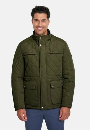 Chaqueta acolchada en verde oliva con un alto collar, cierres a presión en la parte delantera, dos bolsillos en el pecho y dos bolsillos inferiores con solapa.