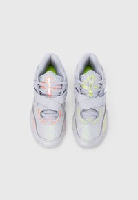 Světlé šedé sportovní boty s texturovanou tkaninou, neonově zelenými akcenty a reflexními oranžovými detaily. Vybavené polstrovaným límcem a páskem.