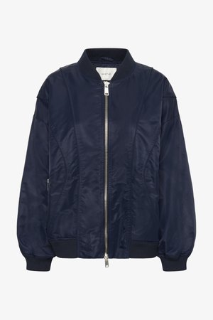 Veste bomber bleu marine avec fermeture éclair à l'avant, poignets élastiques et col côtelé. Matériau lisse semblable à du satin, avec poches latérales et détails de couture subtils.