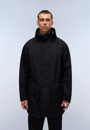 Parka nera impermeabile con colletto alto, cordino regolabile e ampie tasche frontali. Finitura liscia e opaca, con vestibilità comoda.