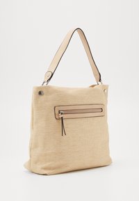 Beżowa torba na ramię z teksturowanym materiałem, długim skórzanym uchwytem oraz przednią kieszenią na zamek, o wąskim poziomym designie.