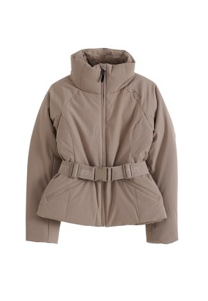 Beige isolerad jacka med hög krage, framdragkedja och justerbar bälte i midjan. Har snedställda sidofickor och skräddarsydd passform.