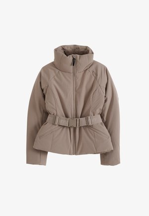 Beige isolierte Jacke mit hohem Kragen, durchgehendem Reißverschluss und verstellbarem Gürtel in der Taille. Sie verfügt über schräg angeschnittene Seitentaschen und eine figurschmeichelnde Passform.