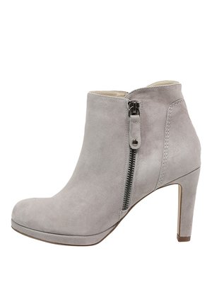 Grå ruskindsankelstøvle med højt hæl, der har en lynlås på siden og en glat overflade. Sømme-detaljen langs baghælen fremhæver designet.