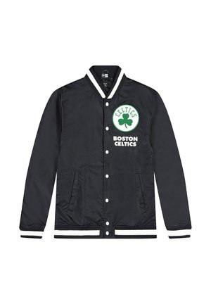 Schwarze Satin-Bomberjacke mit weißen und grünen Akzenten, ausgestattet mit dem Logo und der Schriftzug der Boston Celtics, Druckknöpfen und seitlichen Taschen.