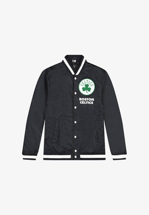 Schwarze Satin-Bomberjacke mit weißen und grünen Akzenten, ausgestattet mit dem Logo und der Schriftzug der Boston Celtics, Druckknöpfen und seitlichen Taschen.