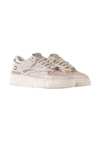 Sneakers in pelle beige con accenti testurizzati, dettagli perforati e una suola bianca spessa. Presentano tonalità tenui e un branding sottile.