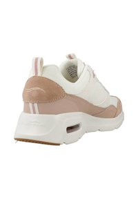 Baskets blanches et rose clair avec un talon en daim, un corps en mesh et une languette rayée. Design arrondi avec un amorti air visible dans la semelle.