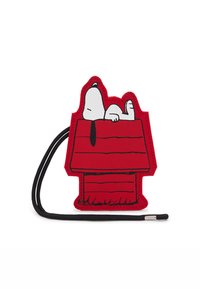Rød stofnøgleholder i form af Snoopy på en hundehus, med et sort bånd og konturerede sorte detaljer, blød tekstur og tegneserie-design.