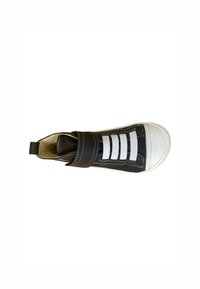 Zapatilla negra de cuero con puntera de goma blanca y cordones. Presenta una correa de seguridad y detalles de costura blanca a lo largo de los lados.