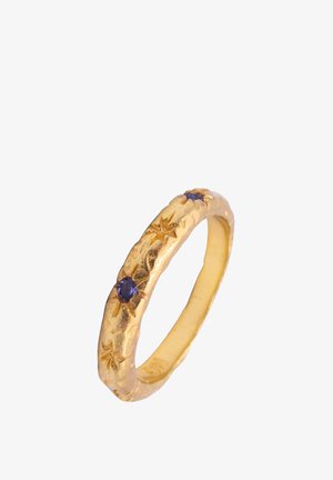 Anillo de oro con superficie texturizada, adornado con tres piedras preciosas azules entre detalles florales. Acabado liso en la cara interior del aro.
