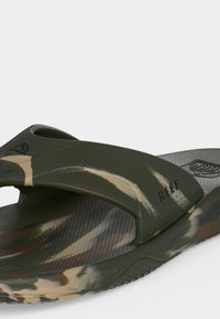 Πράσινο και μπεζ καμουφλάζ σανδάλι τύπου σαγιονάρα με υφασμένο πέλμα και το λογότυπο "REEF" στο λουράκι.