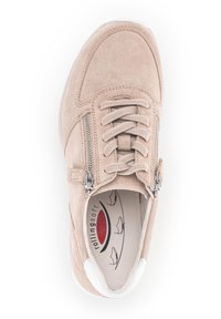 Beige suède schoen met ronde neus, voorzien van veters en ritsluiting, gestructureerde bovenkant en witte zool met een geprinte binnenzoolontwerp.
