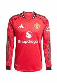 Rotes Fußballtrikot mit langen Ärmeln und schwarzen Akzenten, mit V-Ausschnitt, Logo auf der Brust und diagonalen Streifen an den Ärmeln. Hergestellt aus atmungsaktivem Material.