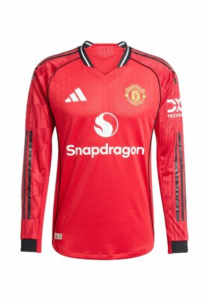 Maillot de football à manches longues rouge avec des accents noirs, doté d'un col en V, d'un logo sur la poitrine et de rayures diagonales sur les manches. Fabrication en tissu respirant.