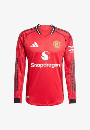 Maillot de football à manches longues rouge avec des accents noirs, doté d'un col en V, d'un logo sur la poitrine et de rayures diagonales sur les manches. Fabrication en tissu respirant.