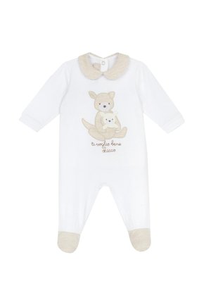 Il body bianco in cotone per bambini presenta un colletto beige, fondo con i piedini e un canguro ricamato con due piccoli. Testo: "ti voglio bene," che significa "ti amo."