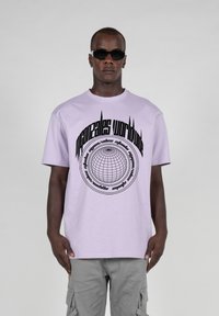 MJ Gonzales - MÄNNER WORLDWIDE X HEAVY OVERSIZED - Potiskana majica - lilac Miniaturna slika 1